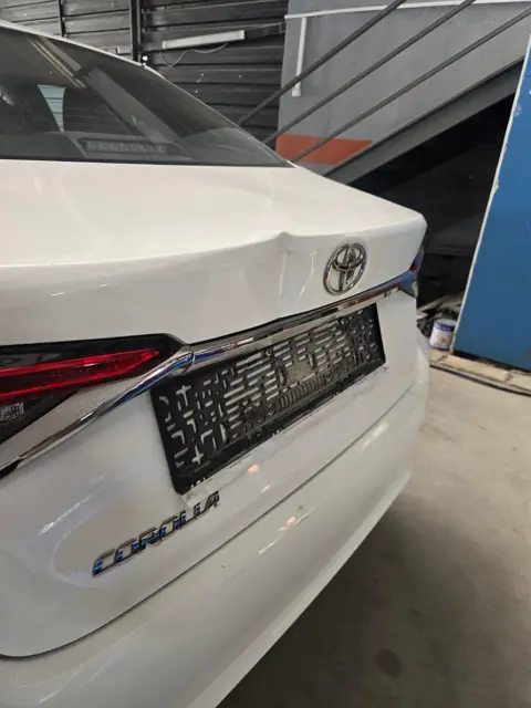 Toyota Corolla bagaj kapağı göçüğü — Hatay boyasız göçük düzeltme öncesi