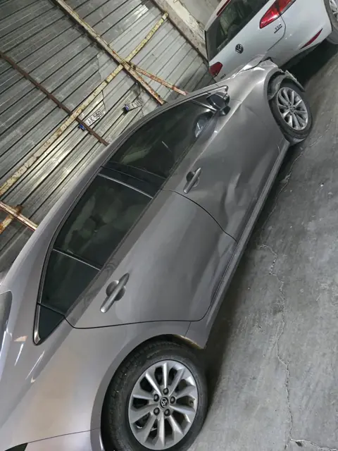 Toyota Corolla ön kapı göçüğü — Hatay boyasız göçük düzeltme öncesi
