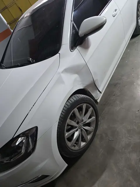 Volkswagen Golf sol ön çamurluk ve kapı göçüğü — Hatay boyasız göçük düzeltme öncesi