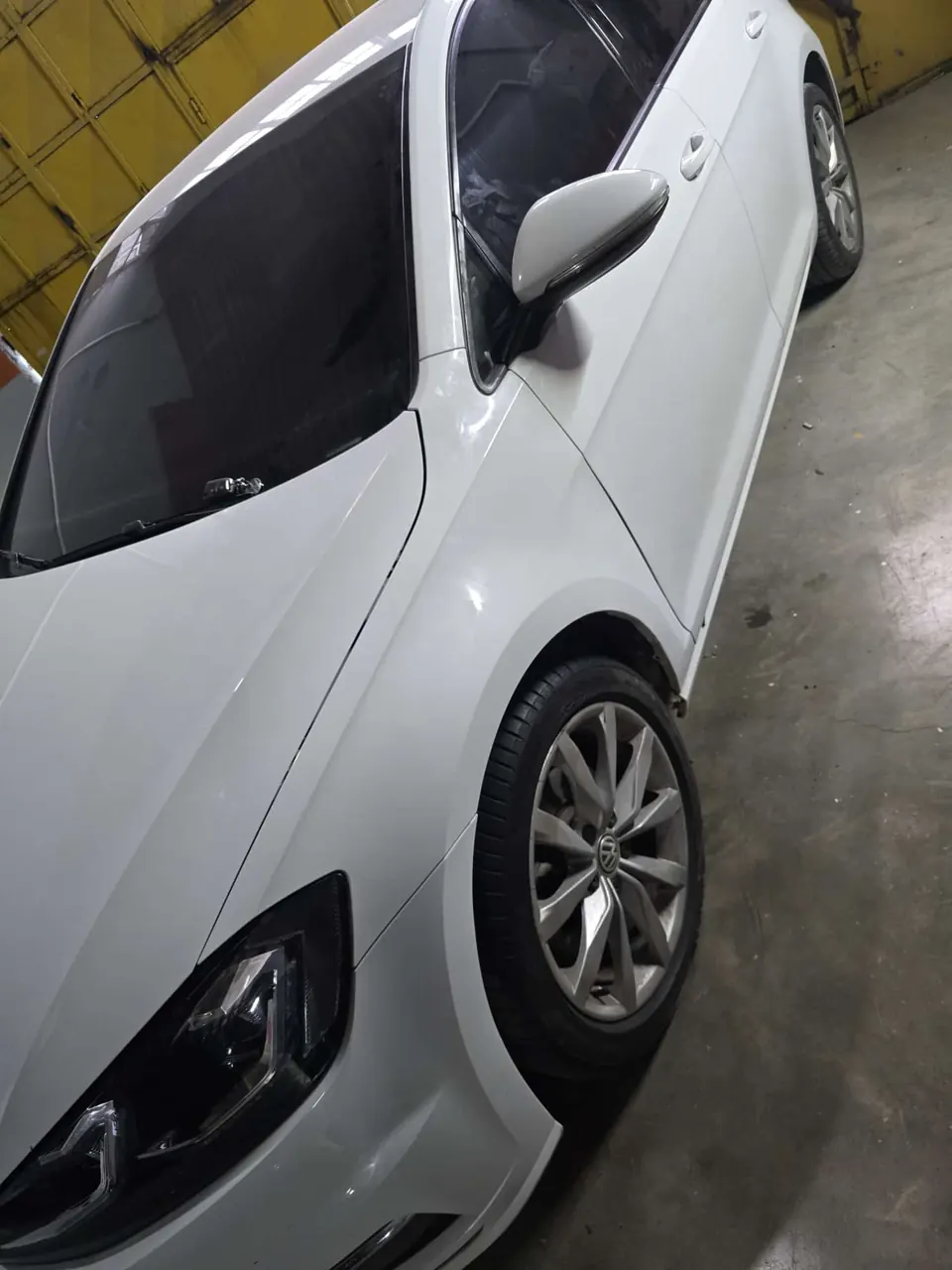 Boyasız göçük düzeltme sonrası: Volkswagen Golf çamurluk ve kapı orijinal boyasıyla düzeltildi