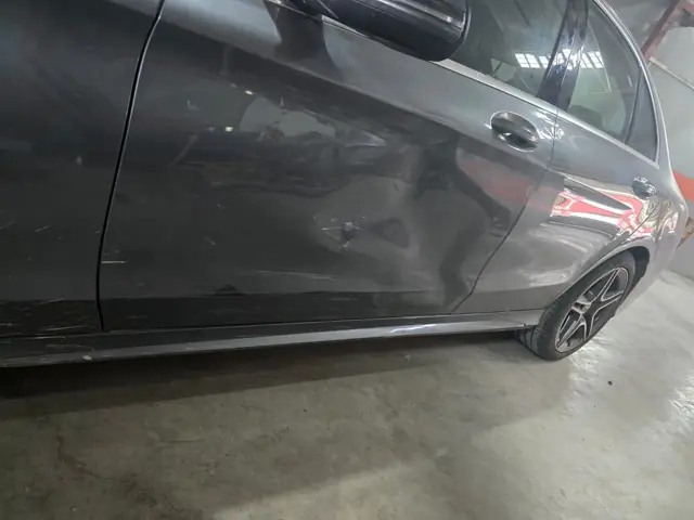 Mercedes-Benz sol kapı göçüğü ve yüzey hasarı — Hatay boyasız göçük düzeltme öncesi