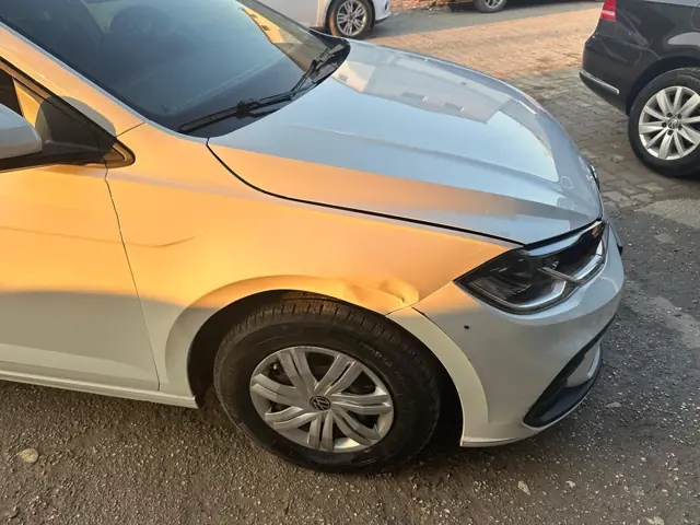 Volkswagen Polo sağ ön çamurluk göçüğü — Hatay boyasız göçük düzeltme öncesi